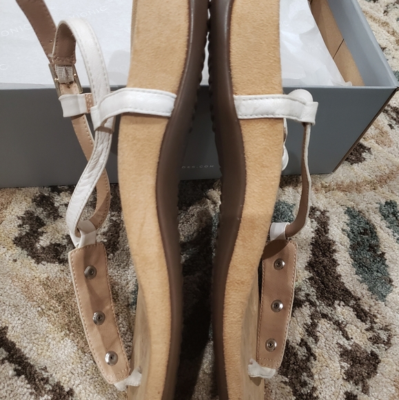 Vionic white and gold sandals 2 available in sz 10 and 11 sold separately - Picture 4 of 4